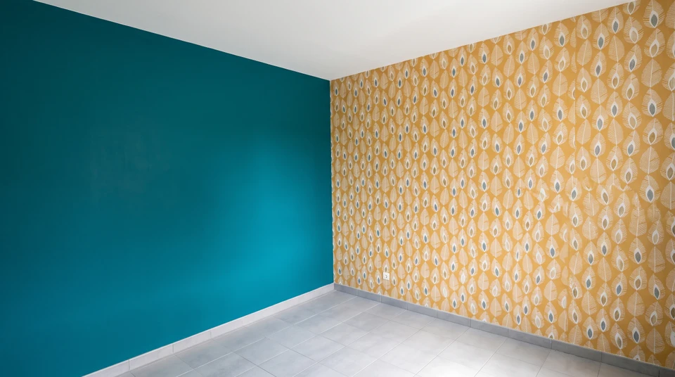 Intérieur moderne et vide avec murs gris et grandes fenêtres panoramiques